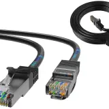 Dwa czarne kable sieciowe UTP z przezroczystymi wtyczkami RJ45, jeden zwinięty w kółko, drugi rozłożony.