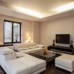 Nowoczesny salon z podwieszanym sufitem, który dodaje elegancji. Zastanawiasz się, ile kosztuje sufit podwieszany?