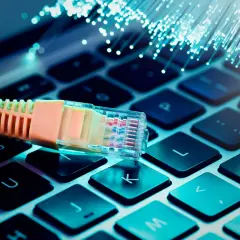 Kabel światłowodowy na klawiaturze. Chcesz wiedzieć, jak sprawdzić dostępność światłowodu?