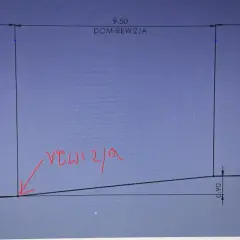 Schematyczne przedstawienie spadku rury od rewizji do domu, z wymiarami 0,40, 0,90 i 0,16. Pomaga to zrozumieć, jak obliczyć spadek rury.