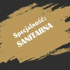 Biały napis "Specjalność: SANITARNA" na tle pociągnięć pędzla. To klucz do zdobycia uprawnień budowlanych sanitarnych.