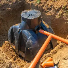 Instalacja szamba i rur w wykopie. Zastanawiasz się, ile kosztuje ułożenie rur w wykopie? Oto przykład prac.