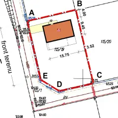 Plan zabudowy lub szkic sytuacyjny z zaznaczonym budynkiem i granicami działki. Widać wymiary i oznaczenia punktów A, B, C, D, E.