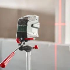Poziomica laserowa na statywie z czerwonymi liniami wyznaczającymi idealny ranking poziomic laserowych.
