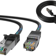 Dwa czarne kable sieciowe UTP z przezroczystymi wtyczkami RJ45, jeden zwinięty w kółko, drugi rozłożony.