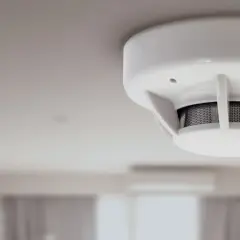 Czujnik gazu ziemnego zamontowany na suficie. Czerwona dioda sygnalizuje alarm.