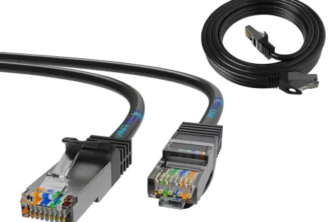 Dwa czarne kable sieciowe UTP z przezroczystymi wtyczkami RJ45, jeden zwinięty w kółko, drugi rozłożony.