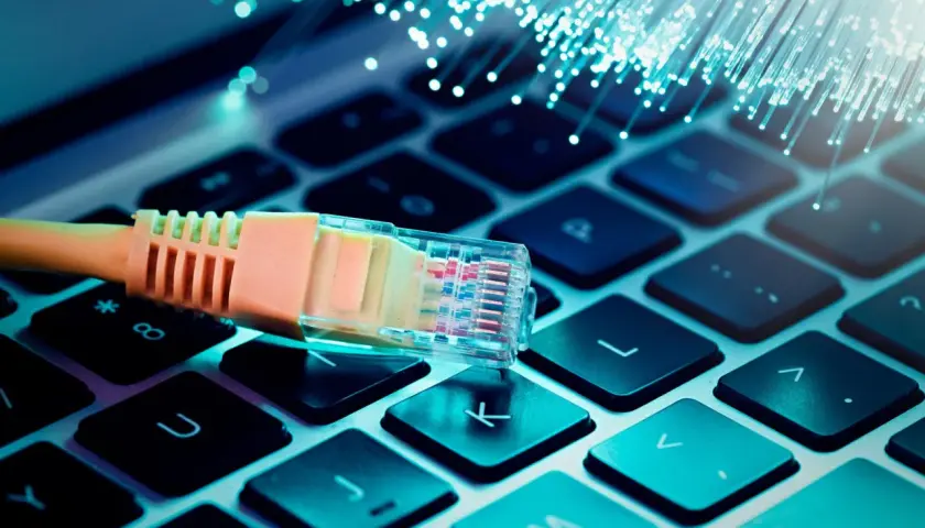 Kabel światłowodowy na klawiaturze. Chcesz wiedzieć, jak sprawdzić dostępność światłowodu?