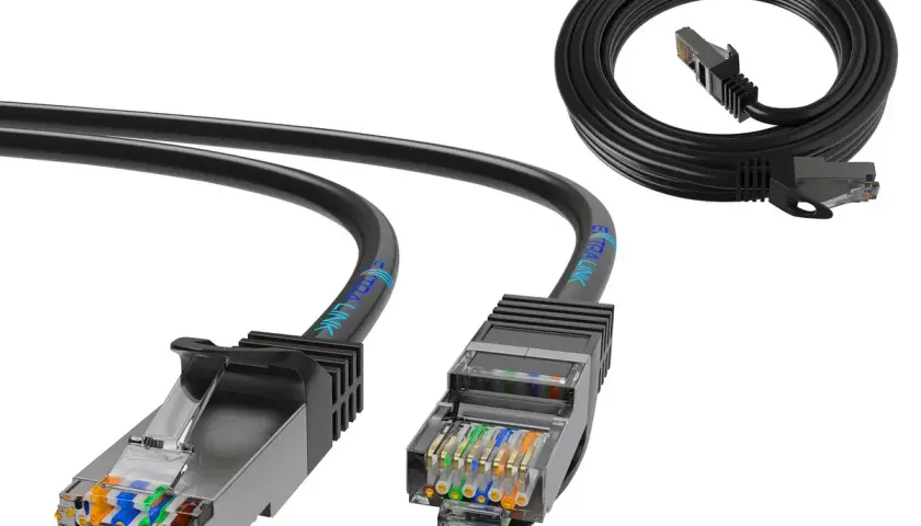Dwa czarne kable sieciowe UTP z przezroczystymi wtyczkami RJ45, jeden zwinięty w kółko, drugi rozłożony.