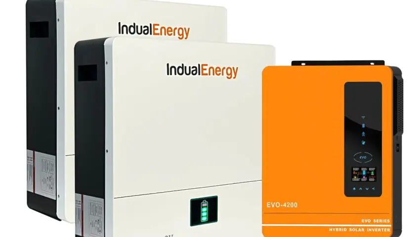 Dwa białe urządzenia z logo IndualEnergy i pomarańczowy inwerter hybrydowy on off grid EVO-4200.