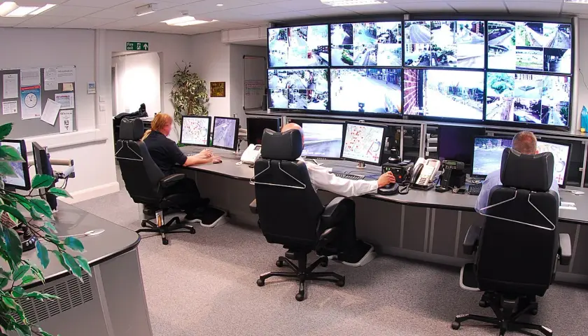 Operatorzy monitorują obraz z kamer CCTV na wielu ekranach. To centrum dowodzenia, gdzie cctv co to jest, jest kluczowe dla bezpieczeństwa.