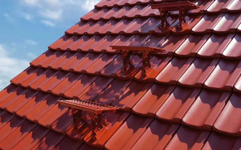Stopnie na dach do komina: wybór, montaż i jak zapewnić bezpieczeństwo?