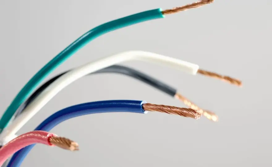 Niebieski kabel: Neutralny (N), bezpieczny? Poznaj jego rolę