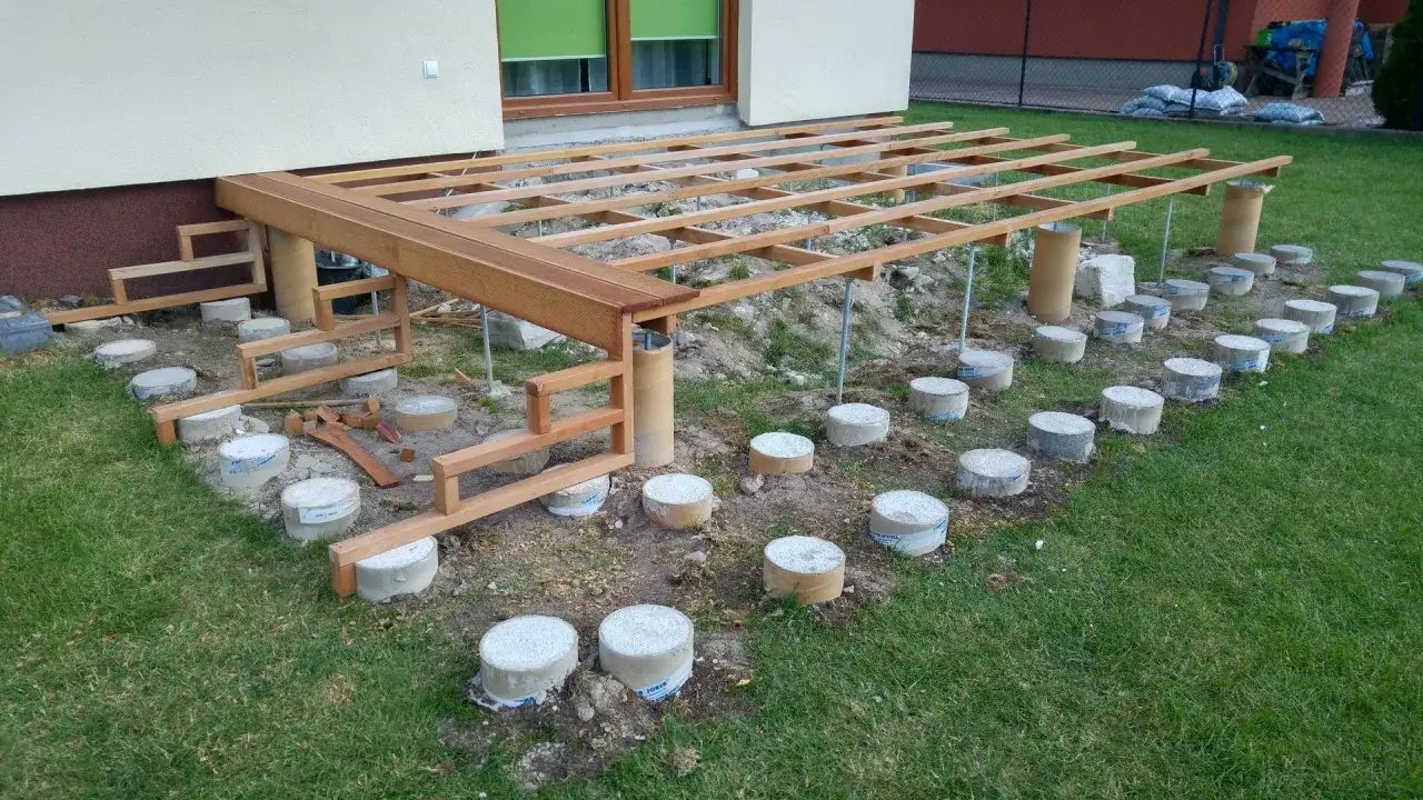 Zdjęcie Taras betonowy na słupach: projekt, wykonanie i jak utrzymać estetykę?